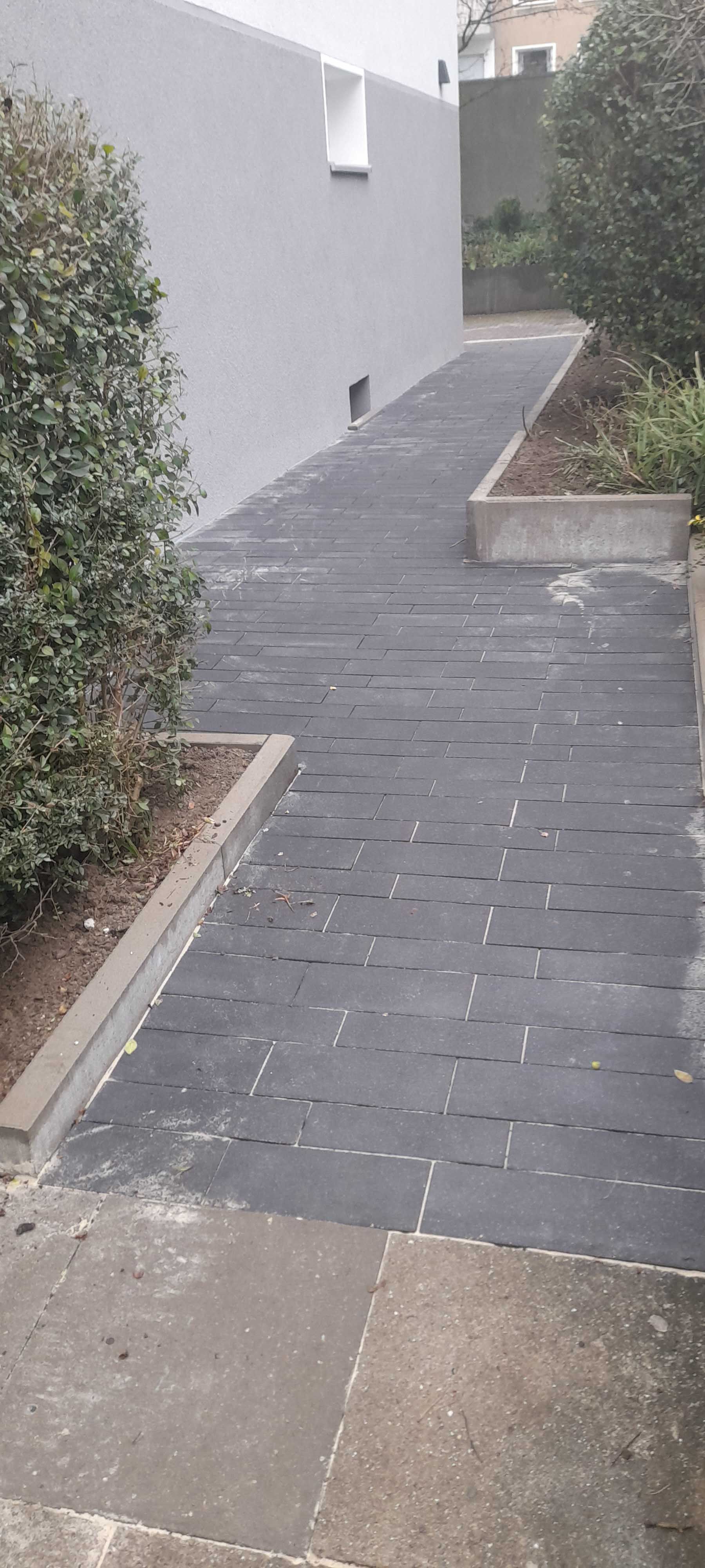 Verlegung von Betonplatten für einen Senioren- behindertengerechten Hauseingang