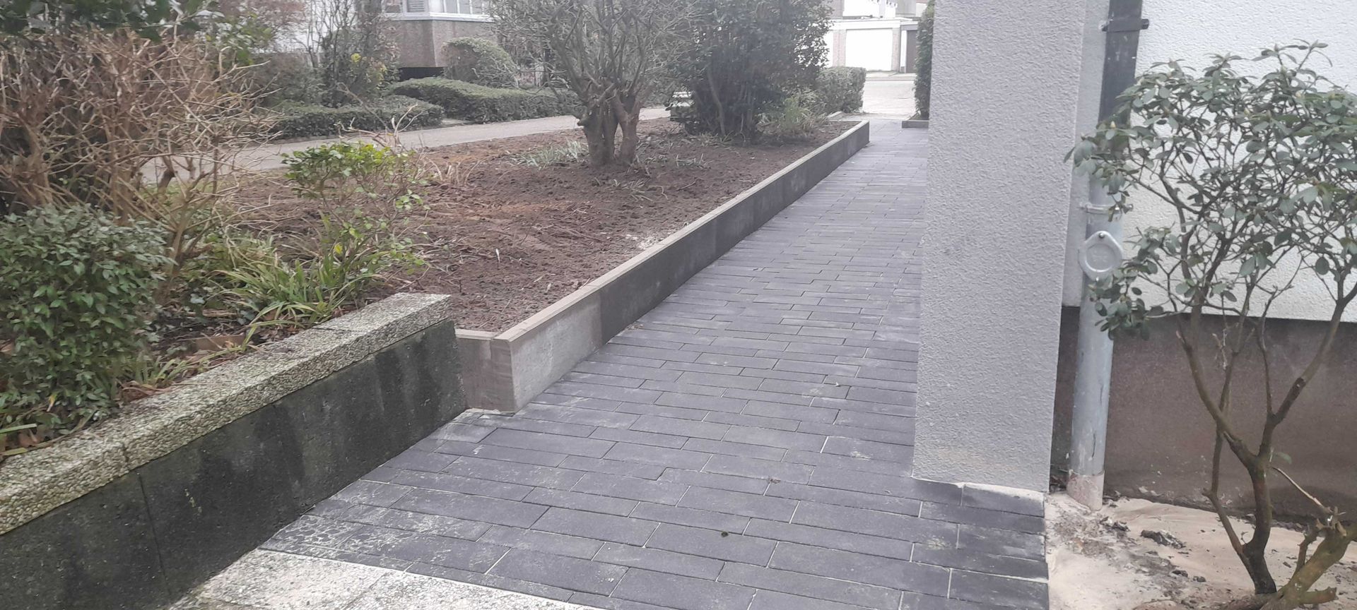 Verlegung von Betonplatten für einen Senioren- behindertengerechten Hauseingang