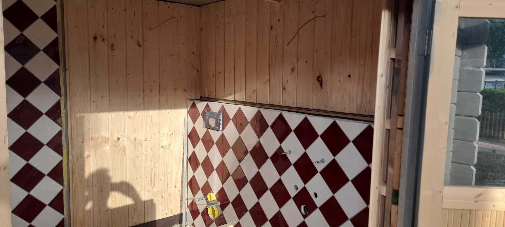 Fliesenarbeiten mit Retrofliesen