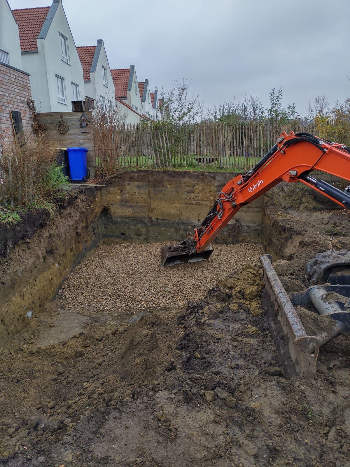 Aufführung von Erdarbeiten für ein Schwimmbecken
