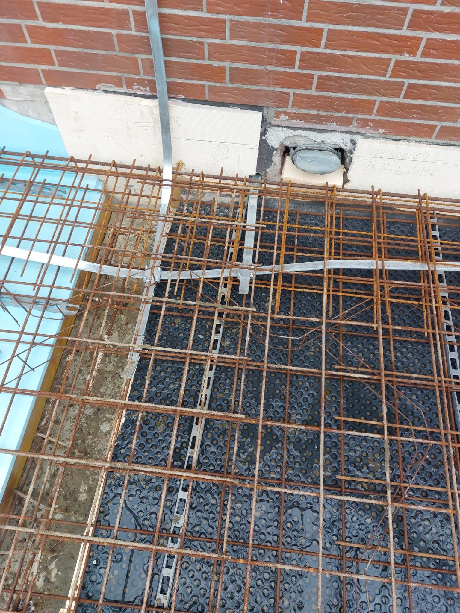 Verlegung der Erdungsbänder und Bewehrung einer Betonplatten im Zuge der Errichtung eines Anbaus