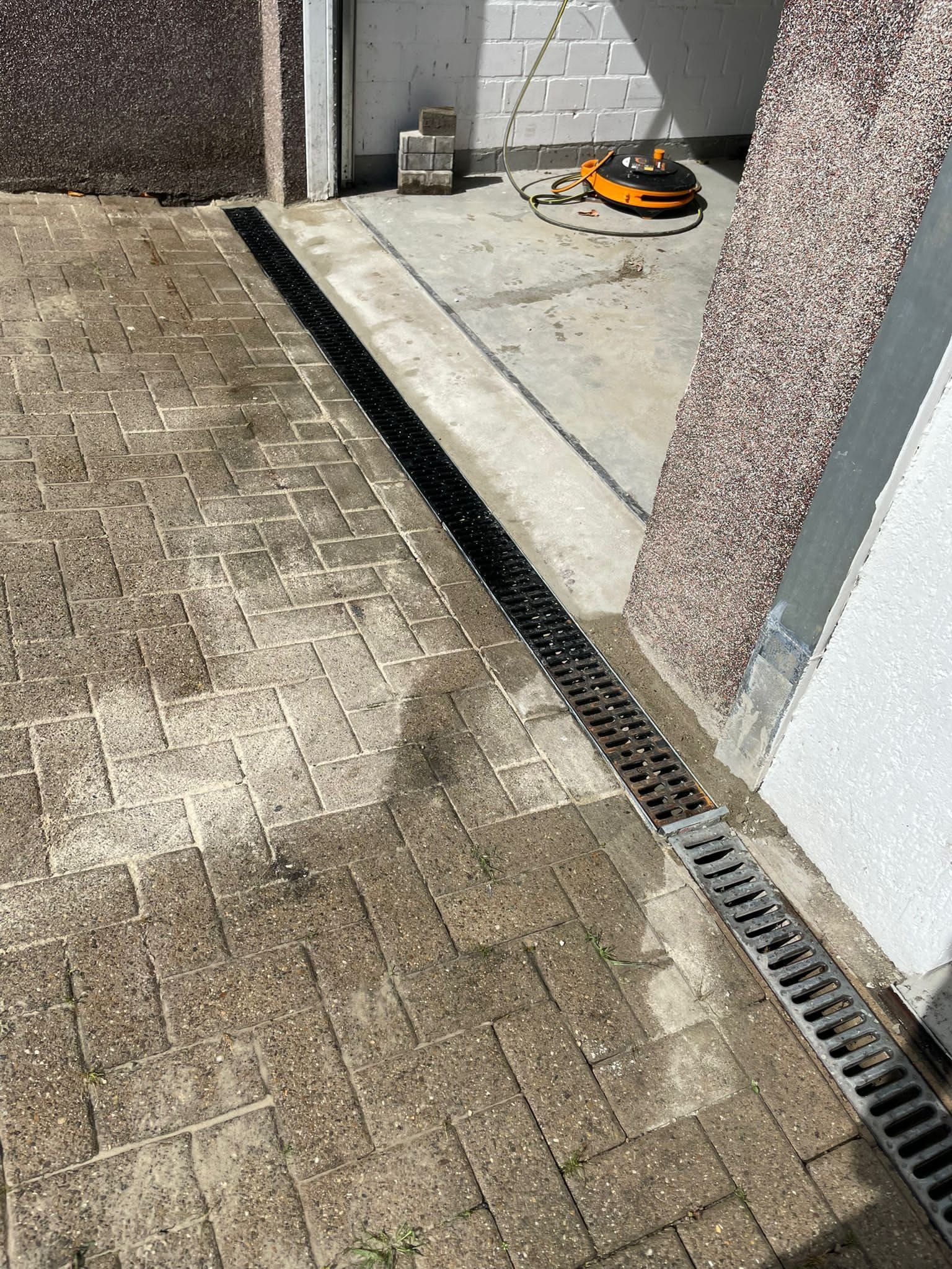 Einbau einer Entwässerungsrinne an einer Garageneinfahrt