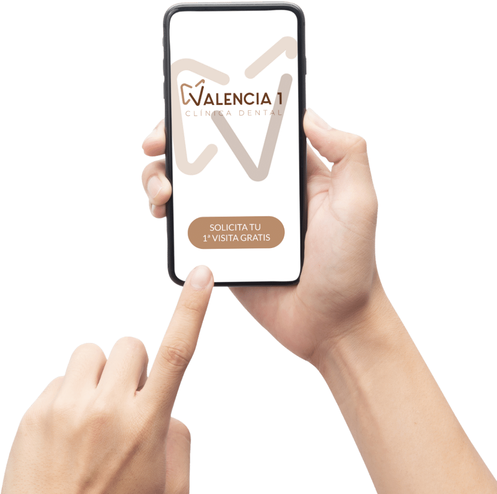 Una persona sostiene un teléfono celular con Valencia 1 en la pantalla.