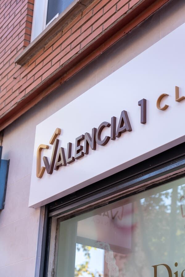 Un cartel blanco con la palabra Valencia.