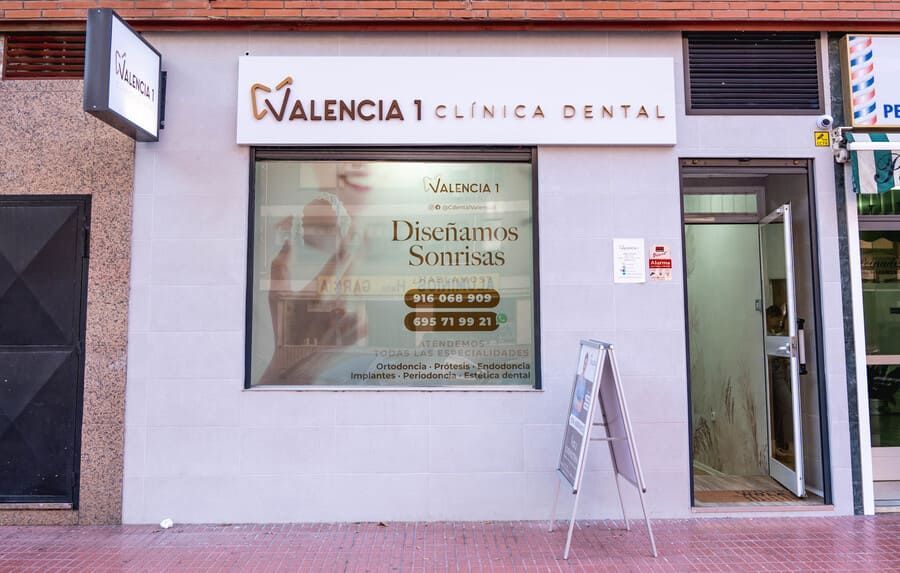 Un consultorio dental con un cartel que dice valencia 1 clinica dental