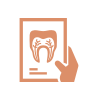Una mano sostiene un trozo de papel con la imagen de un diente.