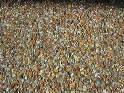 Un montón de grava está en el suelo