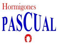 El logo de Hormigones Pascual es de color azul y rojo con una herradura.