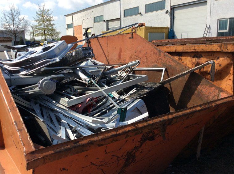 Container mit Schrott