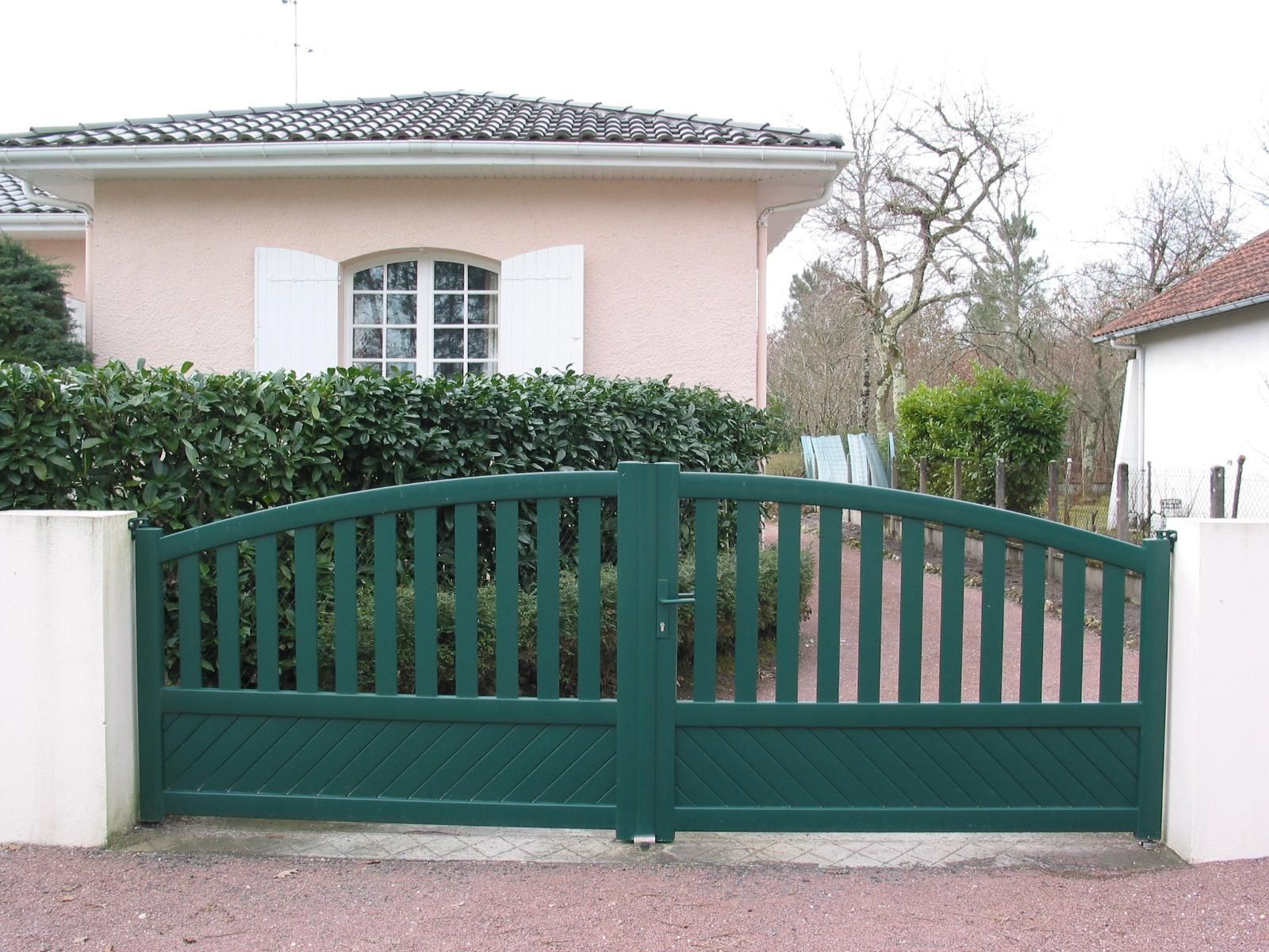 Portail vert à vantaux battants