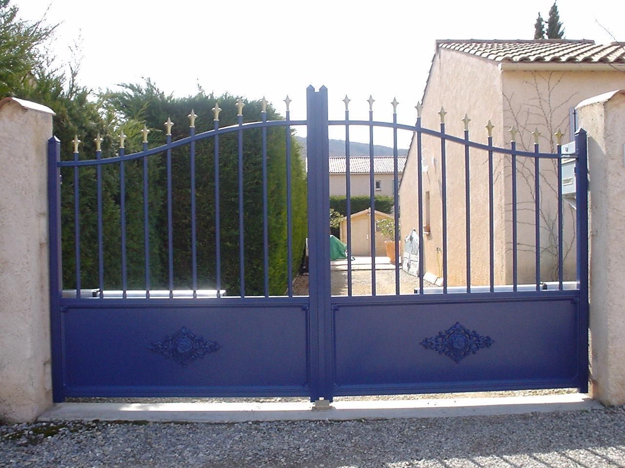Portail en fer bleu marine