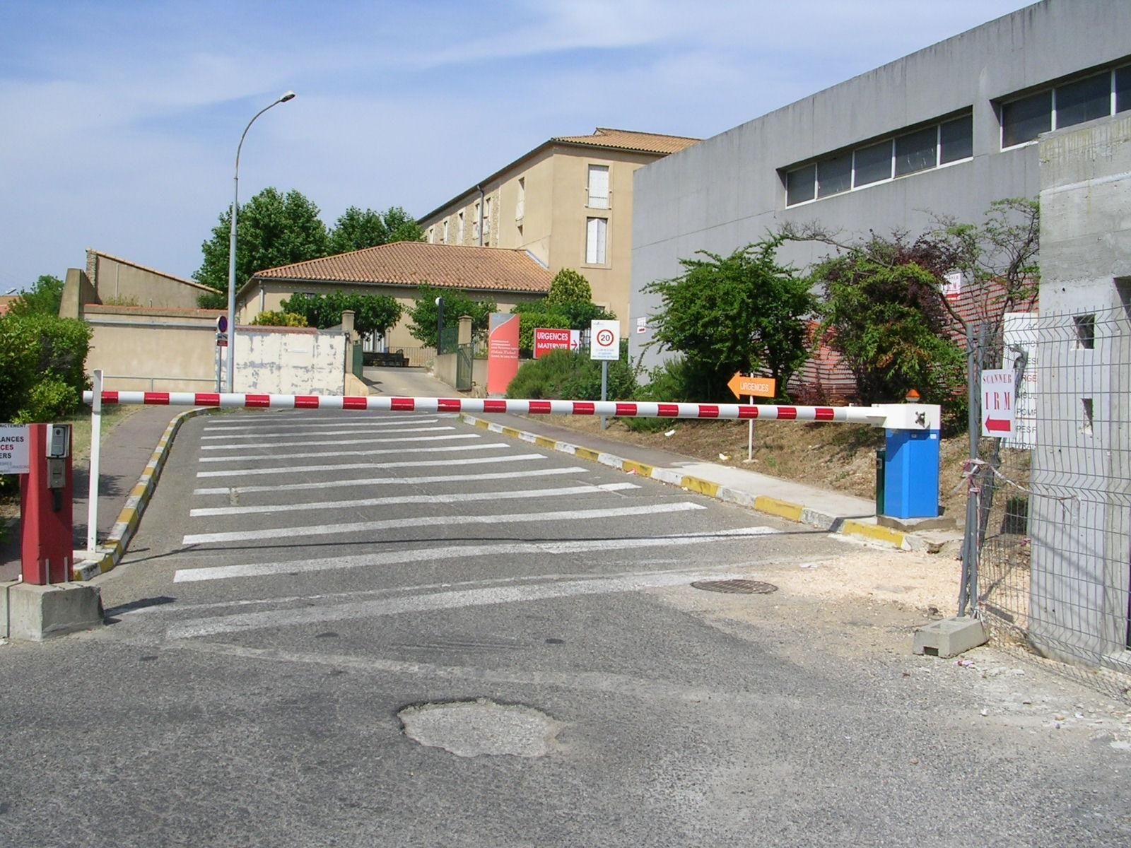 Barrière rouge et blanche devant l'entrée d'une entreprise