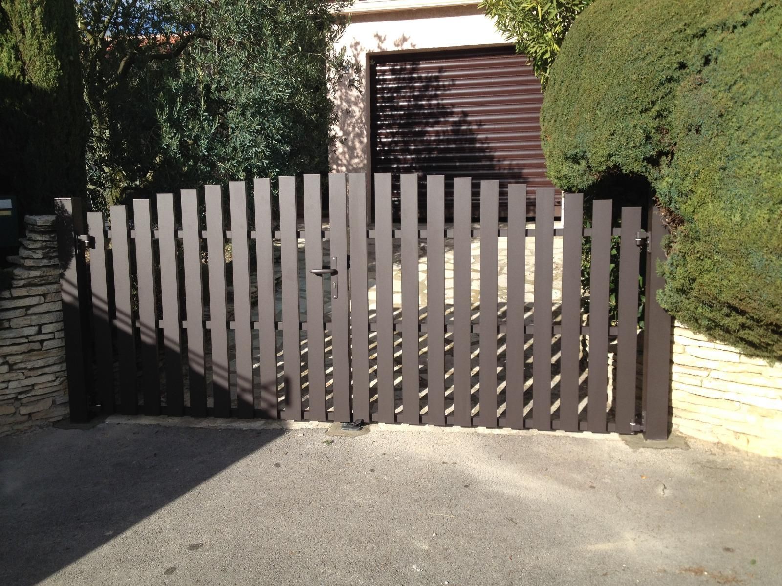 Portail en bois à vantaux battants