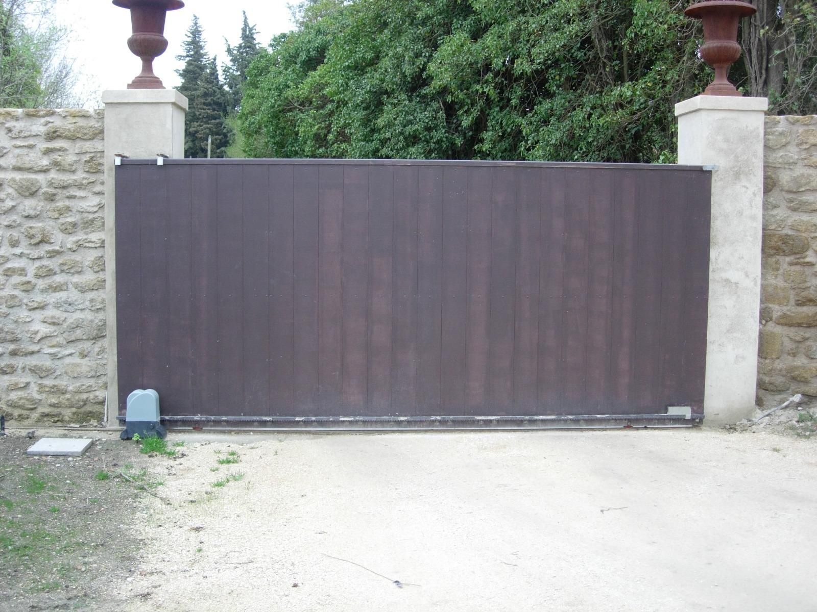Portail en bois coulissant et motorisé