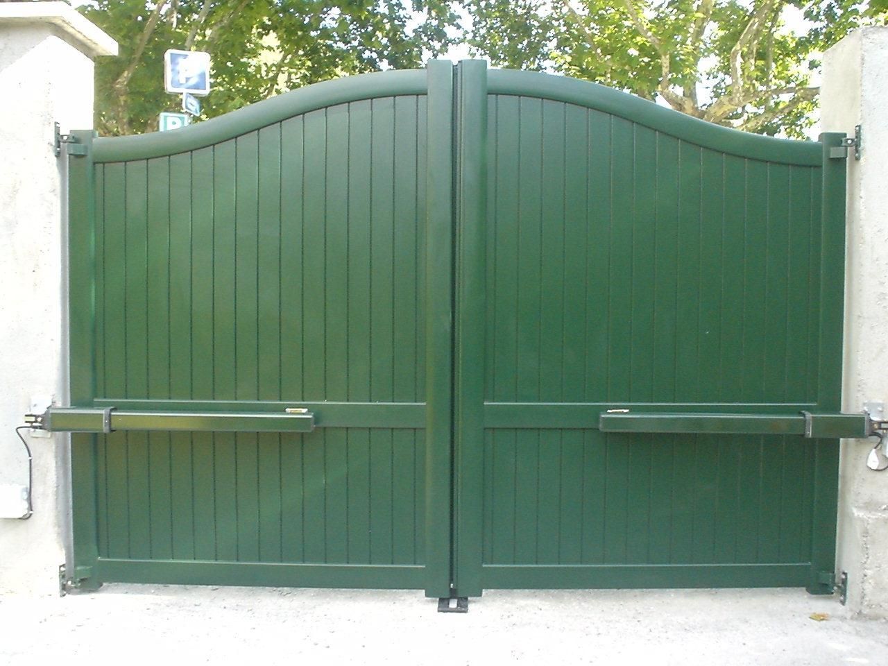 Portail battant vert et motorisé
