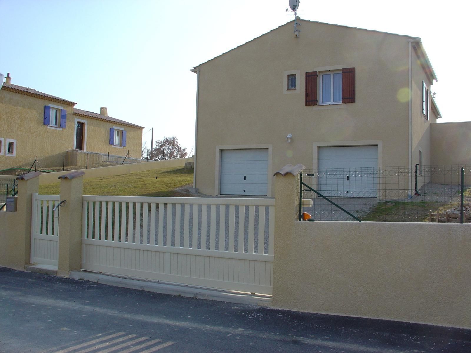 Portail blanc coulissant