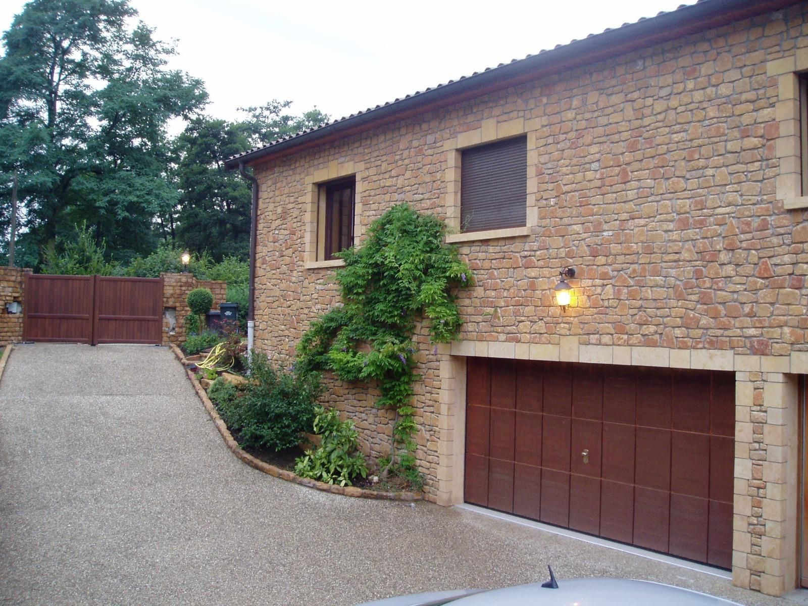 Portail et porte de garage en bois