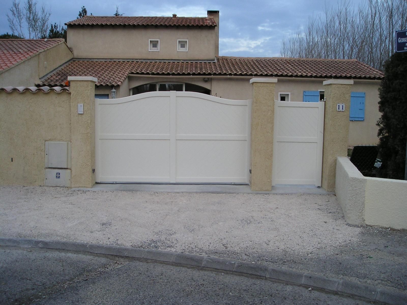 Portail blanc avec un portillon blanc