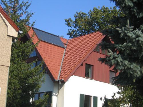 Mehrfamilienhaus mit Solarpaneel