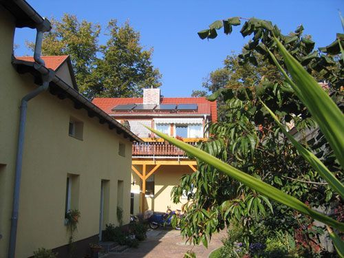 Häusersiedlung mit Baum