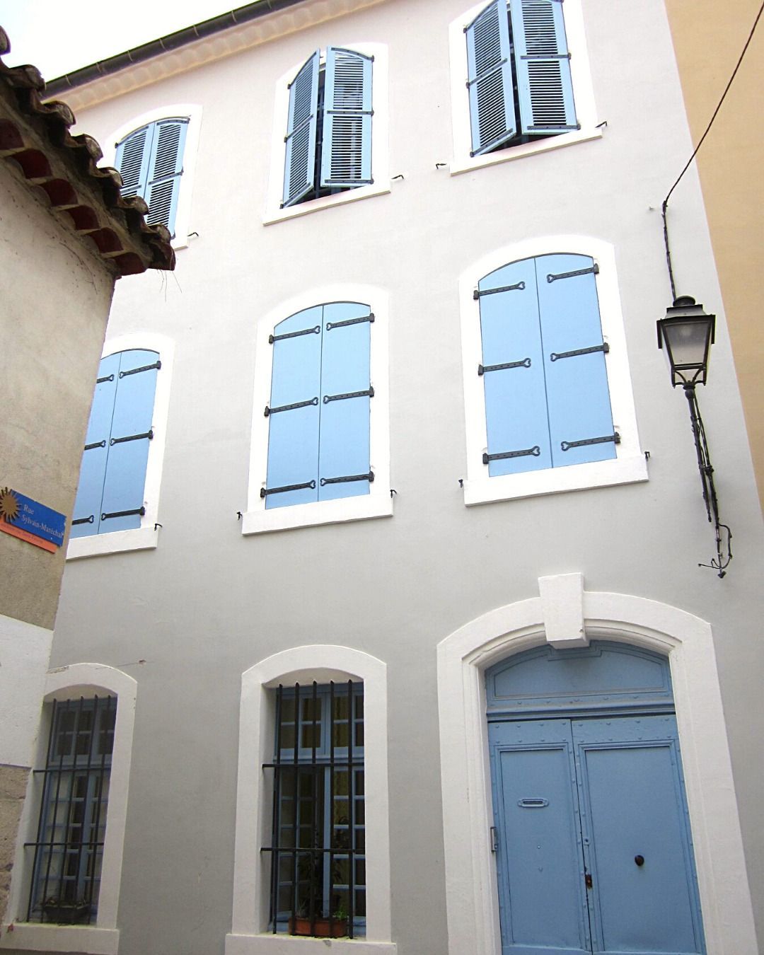 Façade d'immeuble avec volets bleus