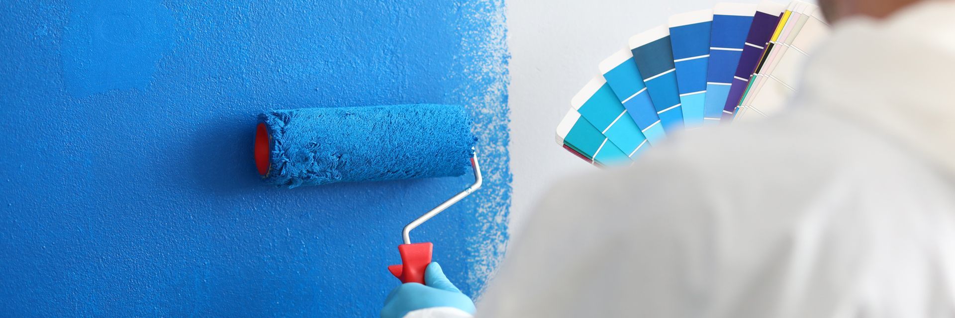 Mur peint en bleu et échantillons