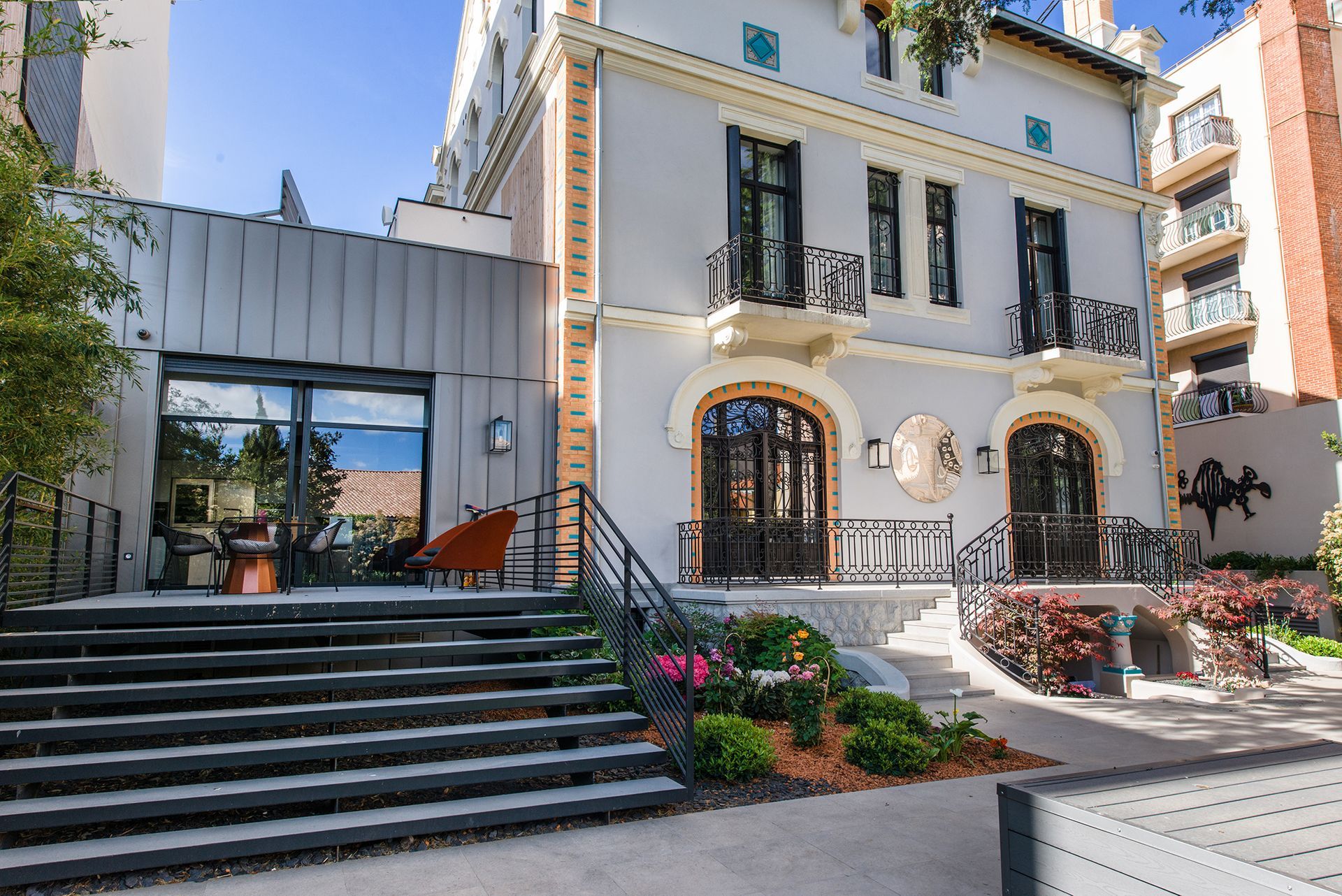 Façade extérieure avec escaliers