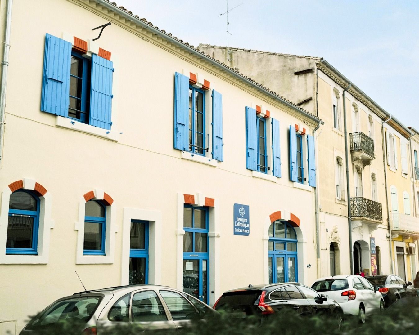 Maison avec volets bleus repeints