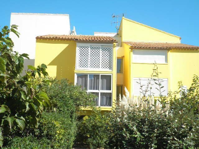Maison individuelle à façade jaune