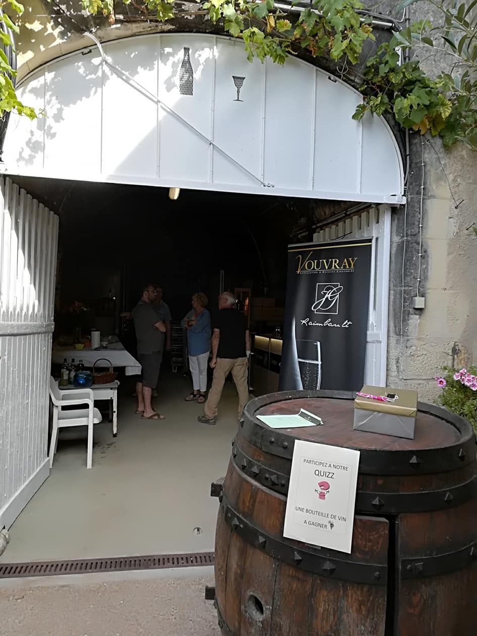 Visite à la cave, accueil avec panneaux d'affichage