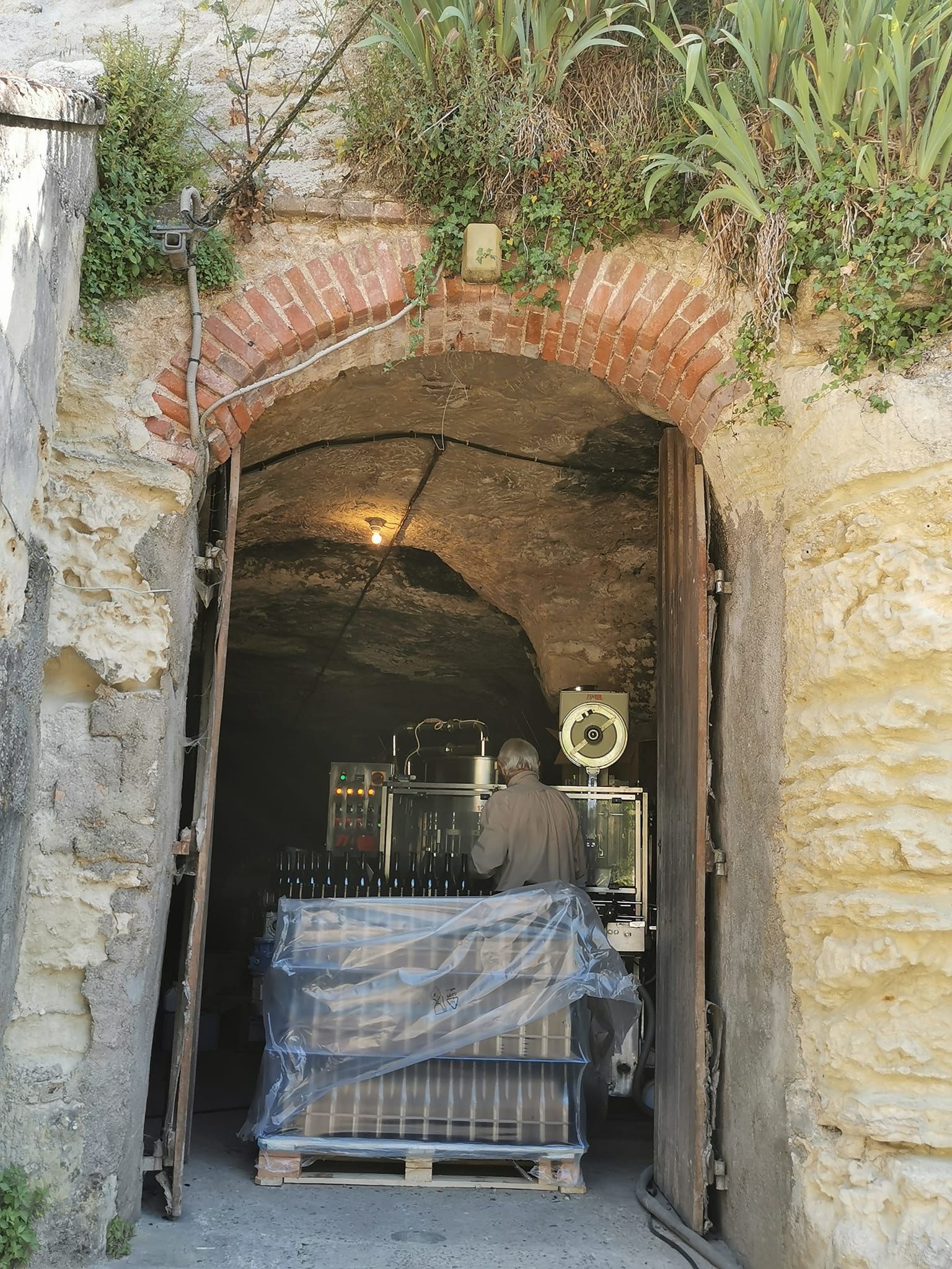 Palette de bouteilles à l'entrée de la cave