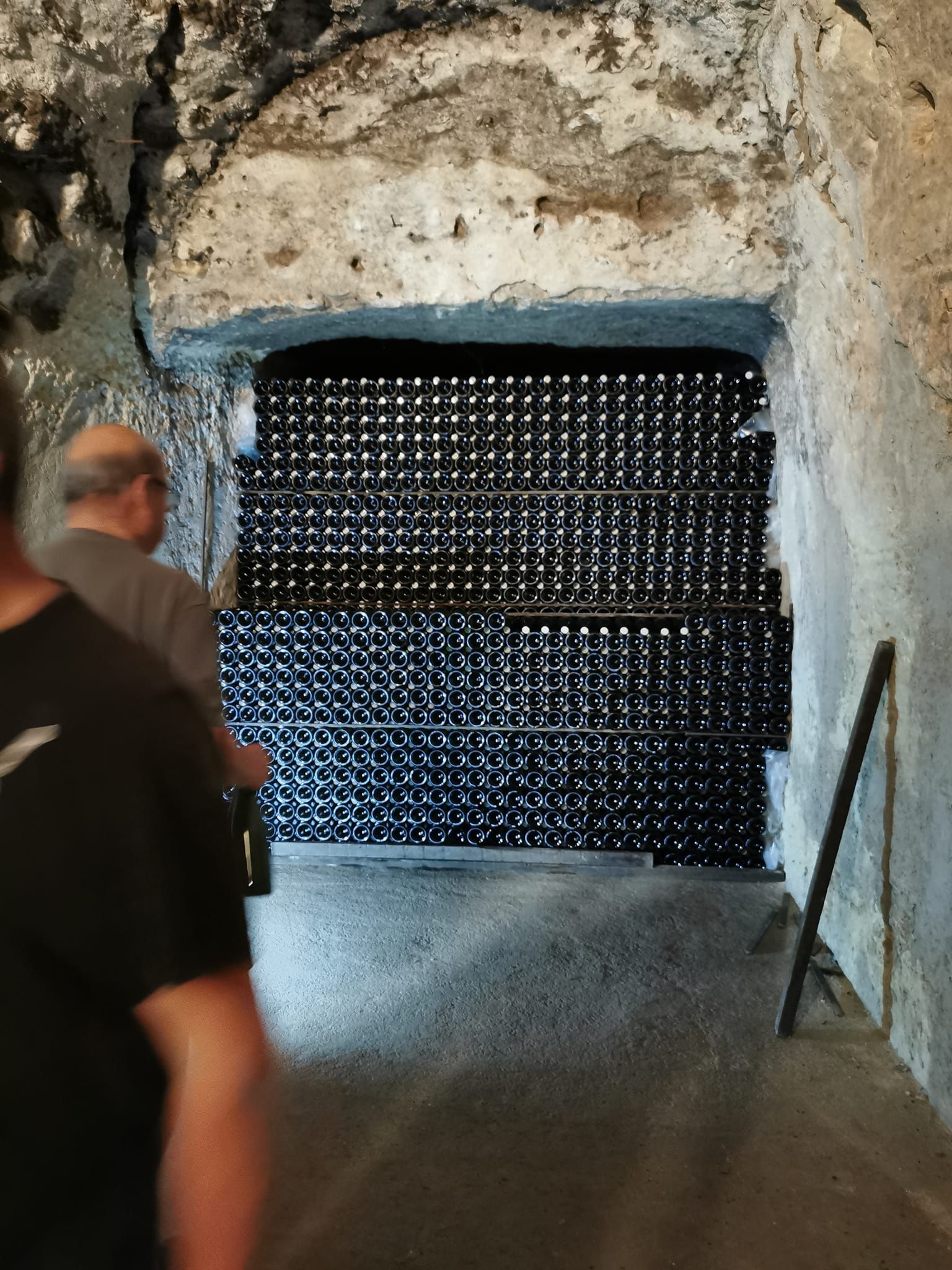 Cave troglodytique, vigneron avec bouteille
