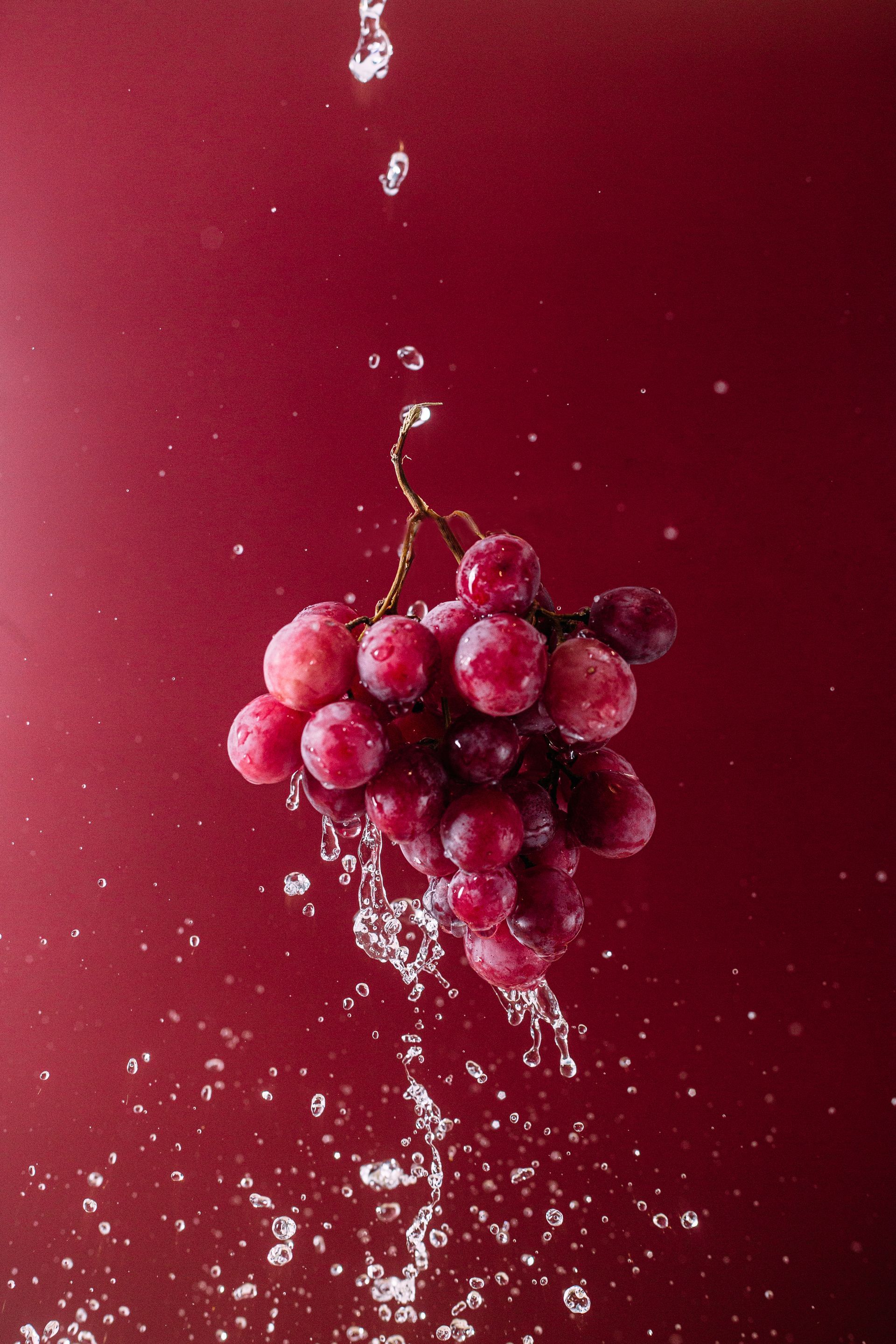 Grappe de raisin rouge et gouttes d'eau