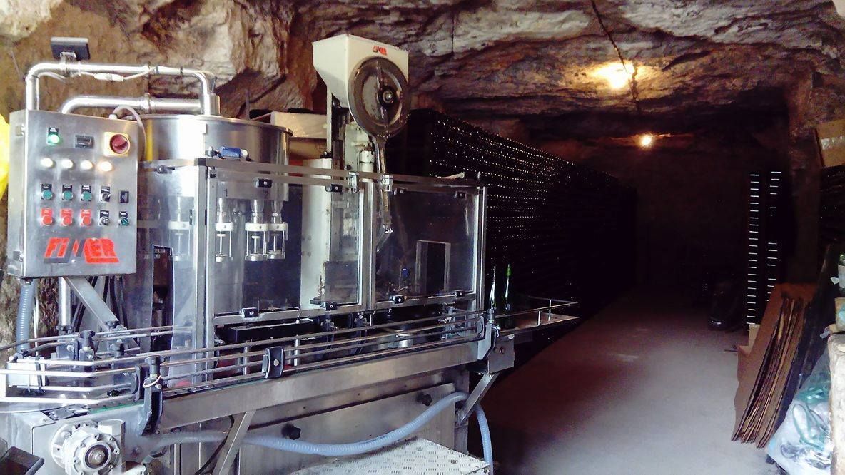 Machine d'embouteillage dans la cave troglodytique