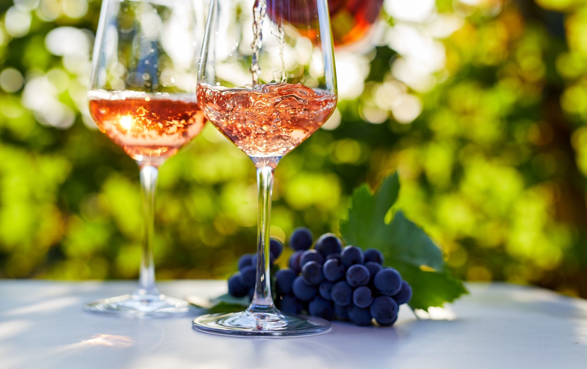Verre de Touraine Rosé et grappes de raisin noir