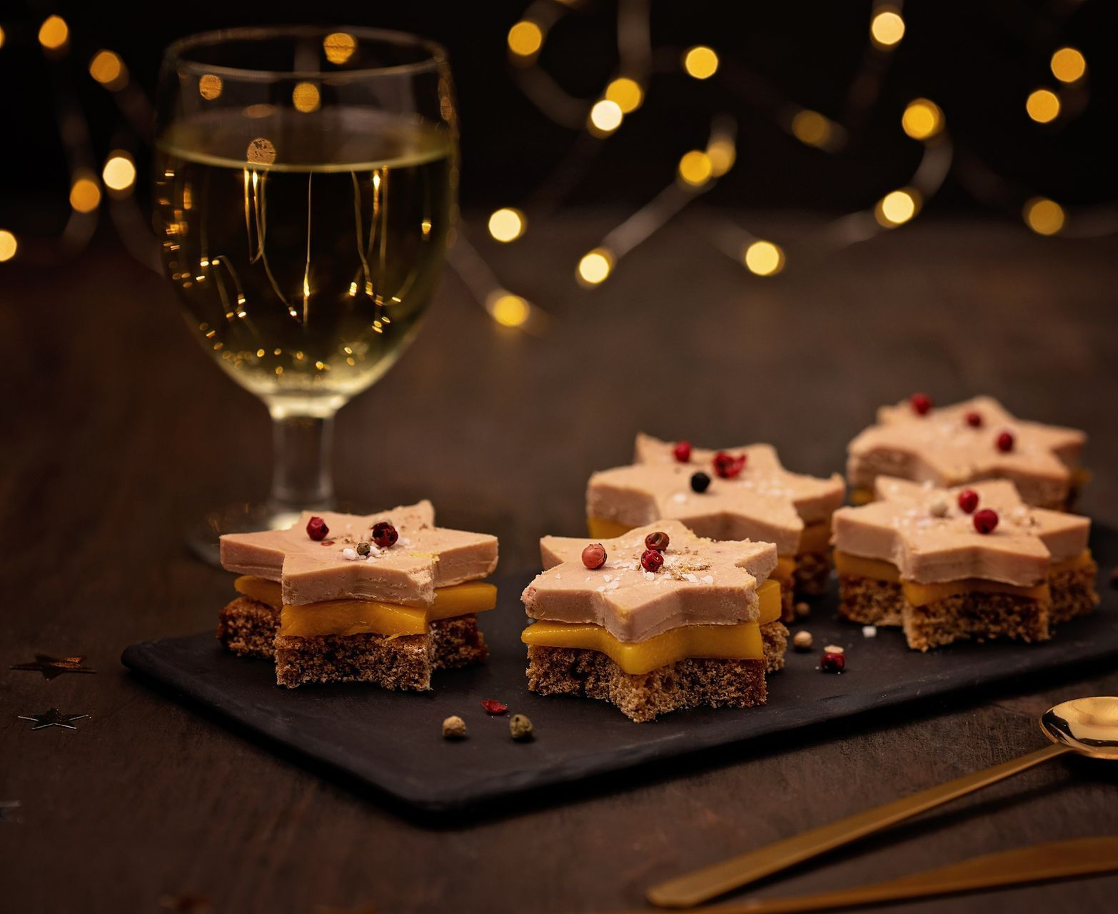 Verre de vin blanc moelleux et toasts de foie gras