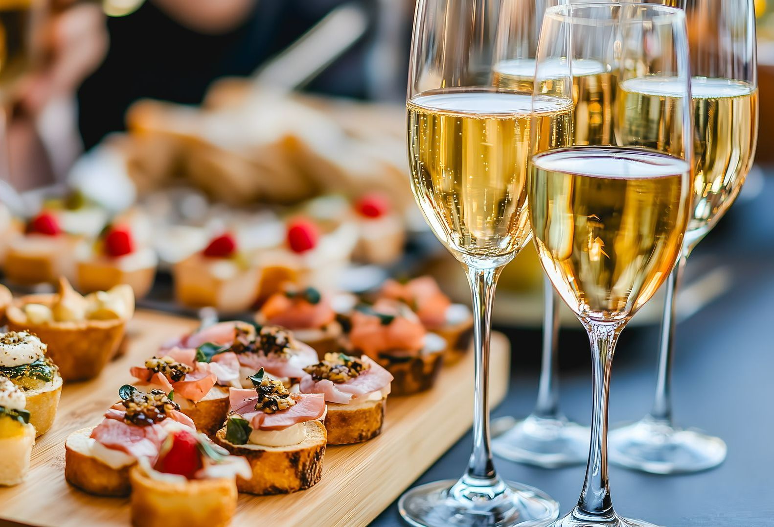 Verres avec vin mousseux et toasts