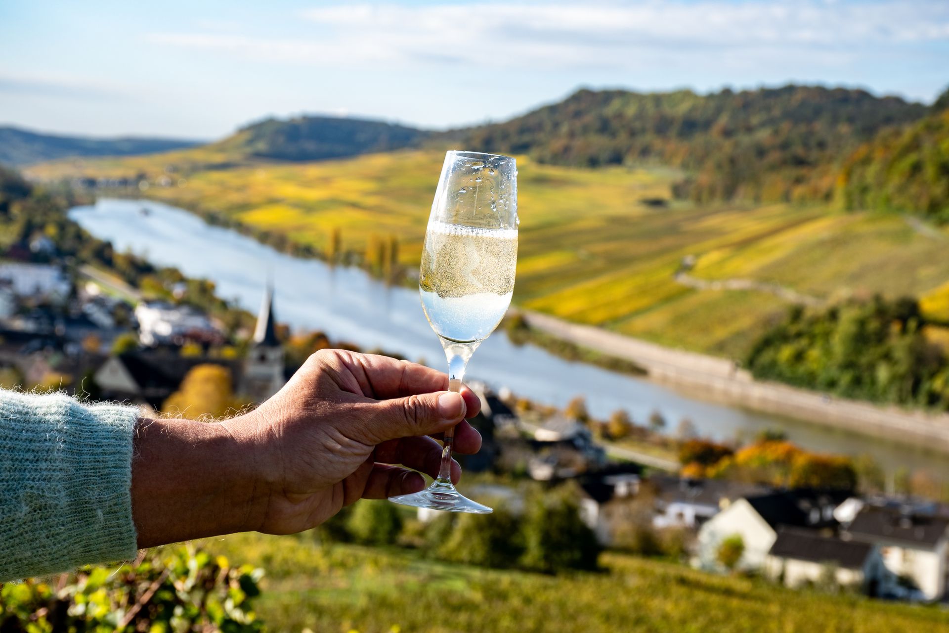 Verre de mousseux blanc Vouvray AOC et paysage