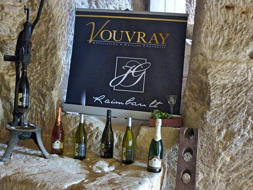 Sélection de bouteilles et panneau Vouvray avec logo