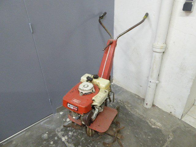 Motoculteur rouge et blanc