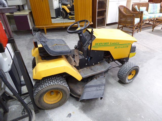 Tracteur-tondeuse jaune