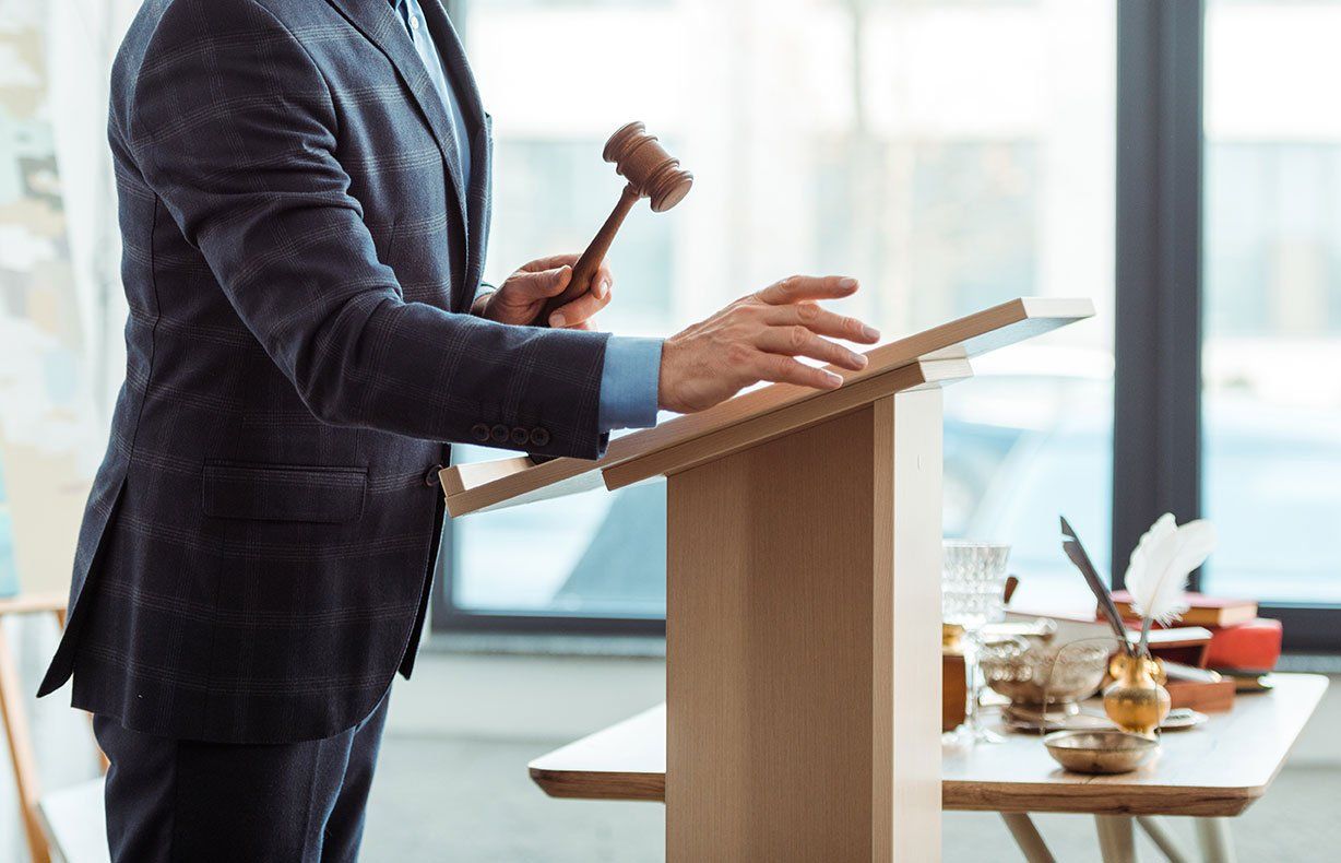 Commissaire-priseur avec son marteau