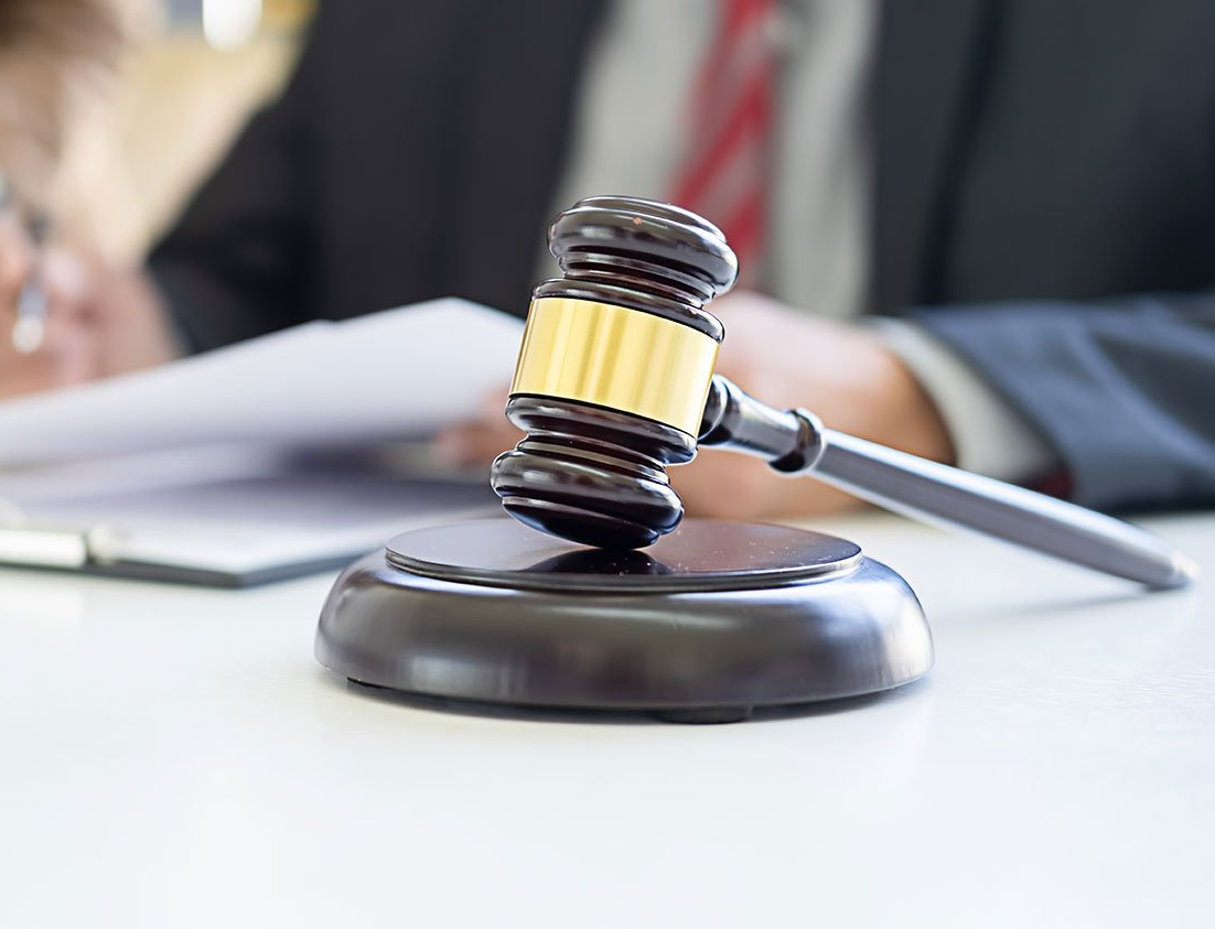 Commissaire-priseur qui fait une estimation