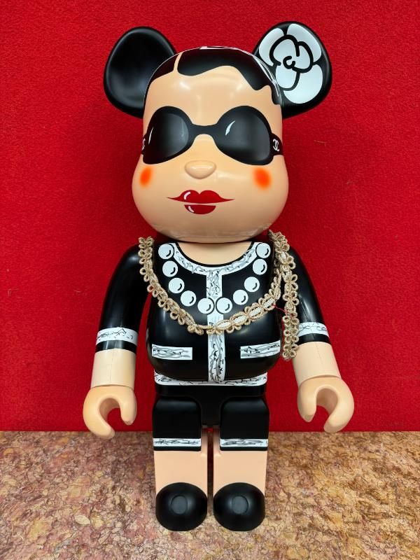 CHANEL circa 2006 N°441. Poupée 1000%. Be@rbrick Chanel de face