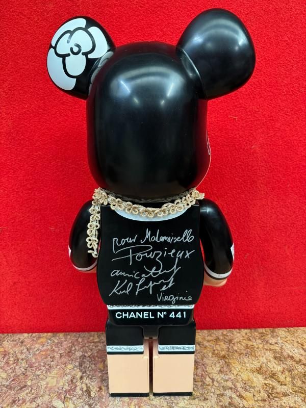 CHANEL circa 2006 N°441. Poupée 1000%. Be@rbrick Chanel de dos