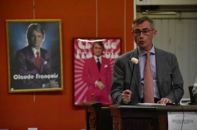 Maître Baron lors d'une vente aux enchères