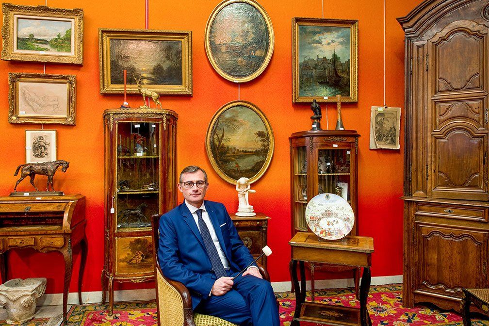 Olivier Baron dans sa salle des ventes de Montargis