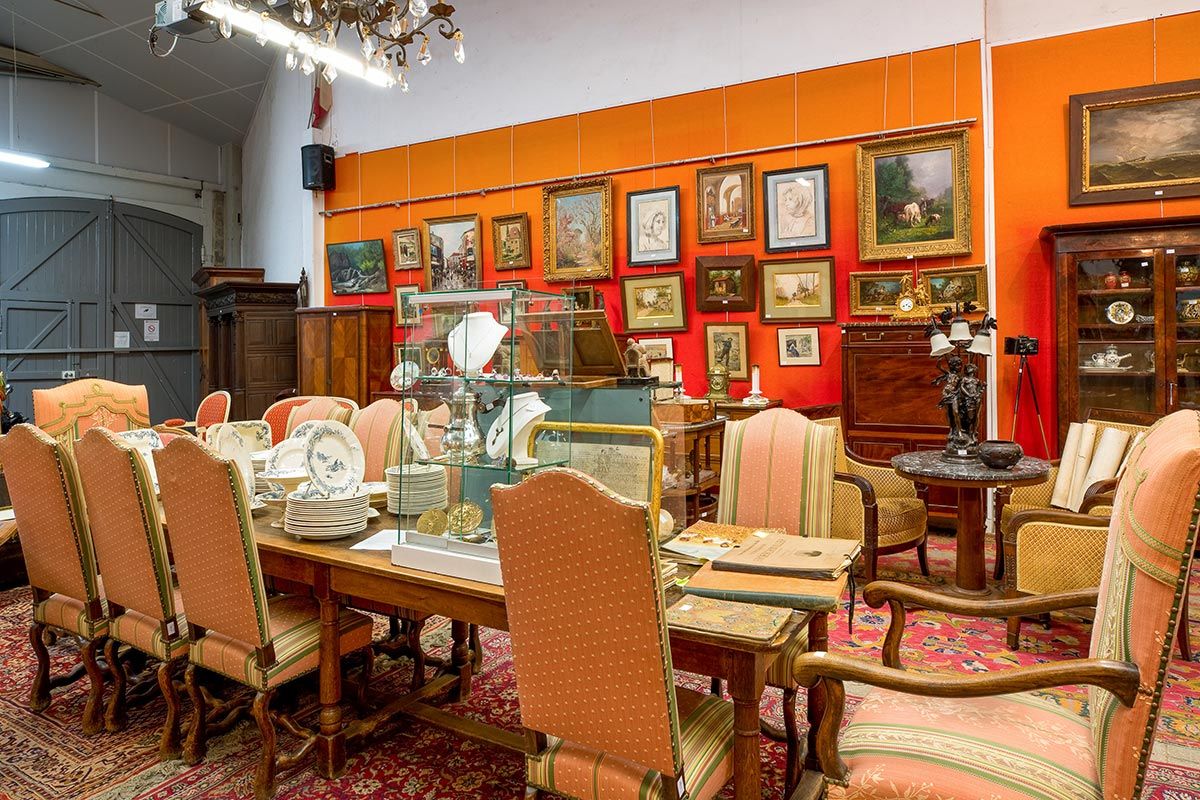 Salle des expositions : tables