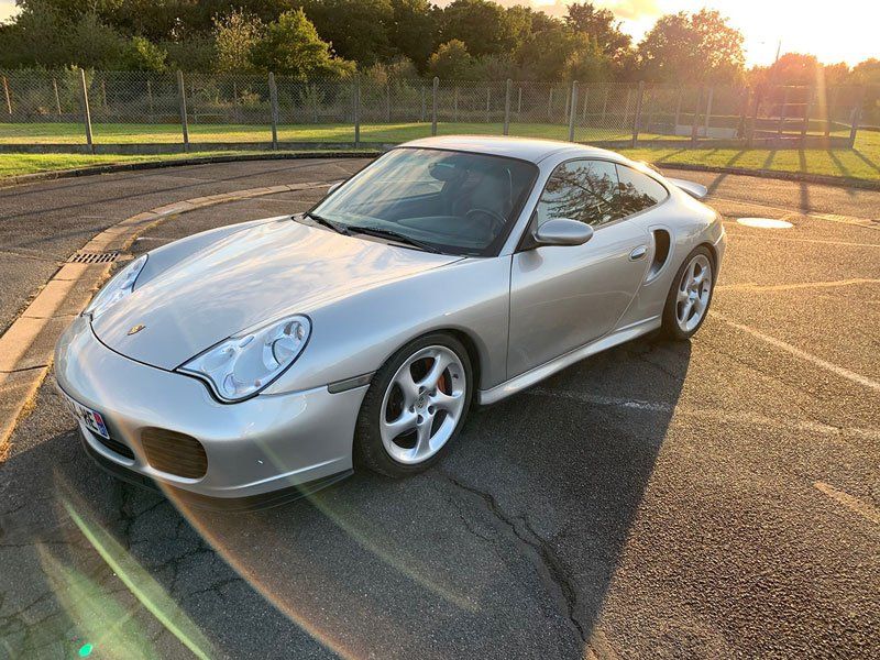 Voiture de marque Porche grise