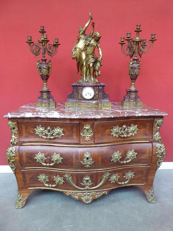 Commode époque Louis XV estampillée Hedouin (adjugée 11 600€)